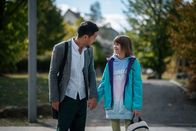 Schloss Einstein – Jona (Helen Möller, re.) sorgt sich um Papa Chung (Ill- Young Kim, li.) und er sorgt sich um sie.