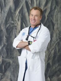 Scrubs - Die Anfänger – (9. Staffel) - Dr. Cox (John C. McGingley) arbeitet nebenbei als Lehrer an der Medizin-Uni und ist wie immer von Kollegen und Studenten angewidert ...