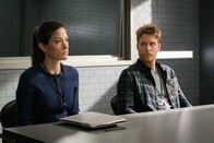 Limitless – Wird Rebecca (Jennifer Carpenter, l.) hinter die Machenschaften von Senator Morra kommen? Brian (Jake McDorman, r.) hofft, dass nichts ans Licht kommt ...