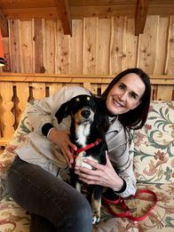 Tierische Augenblicke – Maggie Entenfellner stellt auf Gut Aiderbichl Tiere vor, die ein neues Zuhause suchen: die Katzen Muitzie und Mietzie, die Teddykaninchen Blümchen und Möhrchen, der junge Mischling Folie und seine Hundemama Penni.