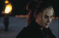 The Ninth Gate – Das schöne, namenlose Mädchen (Emmanuelle Seigner) kennt seinen Auftrag, doch der Buch-Detektiv Dean Corso kann sich ihre Absichten nicht erklären ...