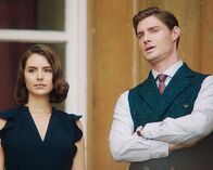 The Royals – Ist die Suche nach einer Königin an der Seite von Robert (Max Brown, r.) für Willow (Genevieve Gaunt, l.) nun zu Ende?
