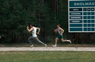 Evil – Aufgrund eines Fehlstarts liegt Erik (Isac Calmroth, li.) weit zurück. Kann er trotzdem noch den ersten Platz für Stjernsberg erlaufen?