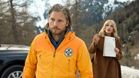 Die Bergretter – Markus (Sebastian Ströbel) wird von Elisa (Sonja Kirchberger) erpresst.