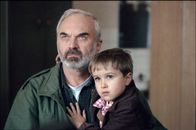 Kolya – Frantisek (Zdenek Sverak) genießt die Verantwortung, für Kolya (Andrej Chalimon) sorgen zu müssen.