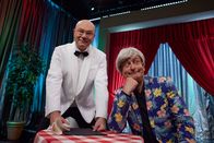 Heißmann + Rassau – Die Sprachbarriere im Urlaub kann schon manchmal frustrierend sein. Als italienischer Kellner Martin Rassau (links) und der anspruchsvolle Gast Volker Heißmann in der Comödie Fürth.