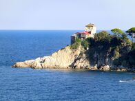 Athos – Die Zelle Mylopotamos mit ihrem Turm wurde im 9. Jahrhundert befestigt und liegt direkt an der Küste der Mönchsrepublik.