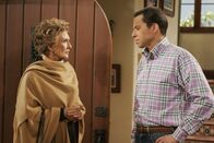 Two and a Half Men – Norma (Cloris Leachman, l.), die schwerreiche, betagte Nachbarin von Charlie und Alan (Jon Cryer, r.), beschwert sich, weil Charlies derzeitige Gespielin ihre Einfahrt zuparkt ...