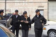 Navy CIS – Als Ziva (Cote de Pablo, M.), Tony (Michael Weatherly, l.) und Gibbs (Mark Harmon, r.) den Mord an einem Officer untersuchen, machen sie eine schockierende Entdeckung ...