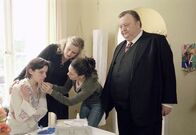 Der Dicke – Lisas Kollegin Petra Löhnert (Jule Ronstedt, links) ist von ihrem eifersüchtigen Mann verprügelt worden. Lisa (Ulrike Grote, 2. von links) und Yasmin (Burcu Dal) verarzten ihre Wunden. Gregor Ehrenberg (Dieter Pfaff, rechts) rät Petra, Anzeige zu erstatten.
