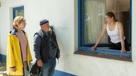SOKO Wismar – Reuter (Udo Kroschwald, M.) ist nur wenig begeistert von der Idee, auch noch in seinem Urlaub zu ermitteln. Doch als er und Helene (Katharina Blaschke, l.) bemerken, dass Langeoogs Polizeimeisterin Karine Jaspers (Hanna Plaß) mit dem Mordfall völlig überfordert ist, greifen sie ihr helfend unter die Arme. Können sie gemeinsam die verschwundene Leiche finden und den Mörder stellen?