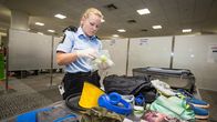 Border Patrol Neuseeland – Bei der Gepäckkontrolle an neuseeländischen Flughäfen wird jeder Gegenstand im Koffer genau geprüft.