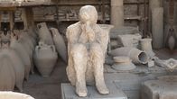 Pompeji - Protokoll einer Katastrophe – Eine Momentaufnahme im Augenblick der Katastrophe und Tragödie – Pompeji erstarrt unter der Asche und wird für Jahrtausende konserviert.