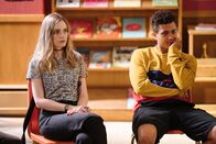 Loudermilk – Claire Wilkes (Anja Savcic, l.); Cisco (Tyler Layton-Olson, r.)