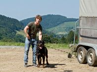 Tiere bis unters Dach – Micha Moser (Sebastian Bender) hetzt seinen Hund auf die Mädchen.