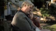 Ein großes Versprechen – Wer tröstet wen? Erik (Rolf Lassgård) mit Tochter Sarah (Anna Blomeier).