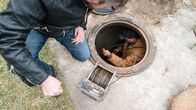 Geheimakte Tesla – Jack Murphy (left) in Colorado Springs, CO investigating an old well for evidence of tunnels. John Pearson from Pearson Drilling and Pump Service.