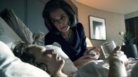 Bad Banks – Eine verschleppte Grippe und die Arbeit rund um die Uhr lassen Jana (Paula Beer, l.) körperlich zusammenbrechen. Und wieder ist Christelle Leblanc (Désirée Nosbusch, r.) zur Stelle.