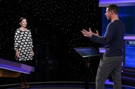 Gefragt - Gejagt – Moderator Alexander Bommes (r.) mit der Schauspielerin Meret Becker (l.).