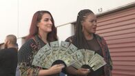 Storage Wars – Shana (l.); Edwina (r.)