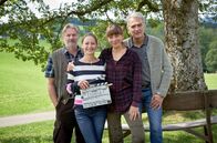 Daheim in den Bergen – "Endlich Freitag im Erstenâ€œ: Dreharbeiten im AllgÃ¤u fÃ¼r zwei neue Folgen der ARD-Degeto-Alpensaga â€žDaheim in den Bergenâ€œ. Die Hauptrollen spielen erneut Theresa Scholze, Catherine Bode, sowie Walter Sittler, Max Herbrechter sowie Thomas Unger und Matthi Faust. In den Episodenrollen sind unter anderem Valerie Niehaus, Ben Braun, Julian Weigend, Mathias Herrmann, Frederic Heidorn, Anna Hausburg, Merlin Leonhardt, Robert Maaser und Frederik Bott zu sehen. Die beiden 90-MinÃ¼ter der Alpensaga â€žDaheim in den Bergenâ€œ werden vom 27. Juli bis 27. September in Immenstadt, Oberstaufen, Kempten, Weitnau und Umgebung gedreht. Die TV-Reihe â€žDaheim in den Bergenâ€œ ist eine Produktion der Westside Filmproduktion (Produzenten: Christian Becker, Martin Zimmermann und Brigitte MÃ¼ller) im Auftrag der ARD Degeto fÃ¼r Das Erste. Regie fÃ¼hrt Michael Zens, die DrehbÃ¼cher schrieb Brigitte MÃ¼ller. Die Redaktion liegt bei Barbara SÃ¼ÃŸmann (ARD Degeto). Von links nach rechts: Max Herbrechter (Rolle Lorenz Huber), Catherine Bode (Rolle Marie Huber), Theresa Scholze (Rolle Lisa Huber) und Walter Sittler (Rolle Sebastian Leitner). Â