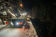 Ice Road Rescue - Extremrettung in Norwegen – Zwei schwer beladene Anhänger sind auf einer vereisten Straße frontal zusammengestoßen. (National Geographic/ITV Studios Norway AS)
