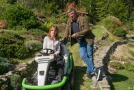 Der Bergdoktor – Rebecca Weidinger (Lilly Menke) teilt ihre Bedenken Dr. Martin Gruber (Hans Sigl) mit.