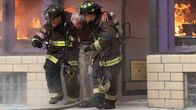 Chicago Fire – Evakuieren einen Verletzten: Joe Minoso als Joe Cruz (l.), Alberto Rosende als Gallo (r.)