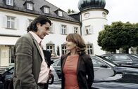 Die Rosenheim-Cops – Als Marie (Karin Taler) dem Geiger Heribert Mosshaupt (Otto Kukla) zum erstenmal gegenübersteht, entwickelt sie spontan eine Liebe – nicht nur – zur klassischen Musik.