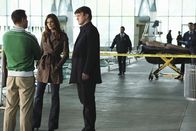 Castle – Rome (Erik Palladino, l.), der Trainer des verstorbenen Hochleistungsschwimmers, kommt Castle (Nathan Fillion, r.) und Beckett (Stana Katic, M.) etwas seltsam vor ...