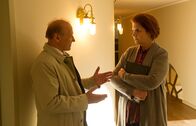 SOKO Stuttgart – Die Souffleuse Hanna Becker (Susanne Böwe) hatte kein gutes Verhältnis zu Leopold Strasser. Michael Kaiser (Karl Kranzkowski) befragt sie zu ihrer Arbeit.