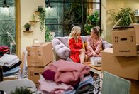 Sturm der Liebe – Yvonne (Tanja Lanäus, l.) hat ein Lagerproblem und erfährt, dass Greta (Laura Osswald, r.) schwanger ist.
