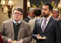 The Big Bang Theory – (v.li.) Sean Astin (Dr. Pemberton), Kal Penn (Dr. Campbell).