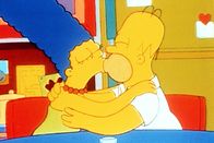 Die Simpsons – "Die Simpsons", "Romantik ist überall." Marge möchte ihre Kinder für das Thema 'wahre Liebe' sensibilisieren. Ihre Bemühungen scheinen umsonst. Niemand kann sich für ihr kleines Projekt begeistern. Dann holt Marge ihr letztes Ass aus dem Ärmel. Sie erzählt ihre eigene Liebesgeschichte mit Homer.