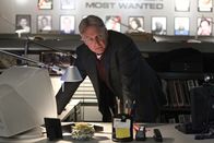 Navy CIS – Bei den Ermittlungen in einem neuen Fall, stoßen Gibbs (Mark Harmon) und sein Team auf eine betrügerische Wohltätigkeitsorganisation ...