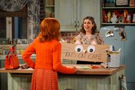 Call Me Kat – Sheila (Swoosie Kurtz, l.); Kat (Mayim Bialik, r.)