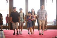 Fresh off the Boat – Die Huangs, Louis (Randall Park, r.), Jessica (Constance Wu, 3.v.r.), Eddie (Hudson Yang, l.), Emery (Forrest Wheeler, 2.v.l.), Evan (Ian Chen, M.), reisen nach Taiwan zur Hochzeit von Louis' Bruder Gene. Während für die Kinder in der alten Heimat ihrer Eltern vieles befremdlich ist, freut sich Jessica, wieder "zu Hause" zu sein ...