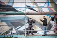 PUR+ – Moderator Eric Mayer versucht sich im sprayen. Er begleitet den Streetart-Künstler DAIM beim Gestalten eines riesigen Graffitis. Wie kriegen sie den 3D-Effekt auf die flache Wand?
