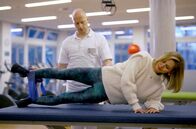 Die Bewegungs-Docs – Kniearthrose Bewegungs-Doc Helge Riepenhof empfiehlt ein gezpehltes Muskeltraining.