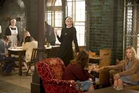 American Horror Story – Jude (Jessica Lange, r.) und Lana (Sarah Paulson, 2.v.r.) sind schon gespannt, welche Boshaftigkeit Schwester Mary Eunice McKee (Lily Rabe, M.) sich diesmal ausgedacht hat ...