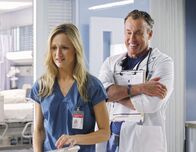 Scrubs - Die Anfänger – Kerry Bishé (Lucy Bennett), John C. McGinley (Dr. Perry Cox).