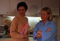 Kaisermühlen Blues – (v.li.) Andrea Händler (Irene Vesely), Marianne Mendt (Gitti Schimek).