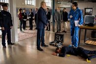 SOKO München – Arthur Bauer (Gerd Silberbauer, l.) und Dr. Weissenböck (Florian Odendahl, r.) am Tatort. Im Hintergrund beobachtet sie Richard Schwarz (Michael Schiller).