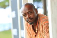 Death in Paradise – Der Teamcaptain Gus Coleman (Fraser James) fand die Leiche auf dem Sportplatz. Jeromes Tod schockierte Gus zutiefst.