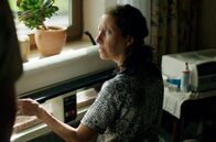 Das Verschwinden – Annegret Wagner (Caroline Ebner) steht hilflos zwischen ihrer Tochter Laura und ihrem Mann Helmut.