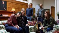 Mordsschwestern - Verbrechen ist Familiensache – Die Familie des Opfers wird informiert, v.li.: Julia Goldberg als Jytte Petersen, Lena Stolze als Luisa Petersen, Anton Spieker als Kjell Petersen, Tamer Trasoglu als Sami Farhadi, Lena Dörrie als Viktoria Lorentzen
