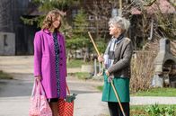 Sturm der Liebe – Hildegard (Antje Hagen, r.) ist beeindruckt, dass Ragnar Tinas (Christin Balogh, l.) Angebot abgelehnt hat.