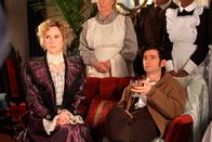 Murdoch Mysteries – Rowena (Stephanie Langton, links) und Ronald Beaton (Jordan Pettle) werden zum Mord in Beaton Manor befragt.