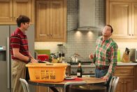 Two and a Half Men – Während Alan (Jon Cryer, r.) vor einem einsamen Weihnachtsfest steht, versucht Walden (Ashton Kutcher, l.) sein neues Leben als Sam Wilson zu meistern ...