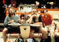 The Big Lebowski – Unbeeindruckt, v.li.: Jeff Bridges als Jeff «the Dude» Lebowski, John Goodman als Walter Sobchak, Steve Buscemi als Donny